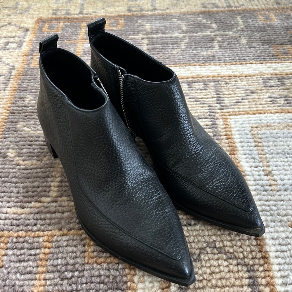 Everlane Black Pebbled Leather Short Booties w Pointed Toe WORN 1x Made in Italy